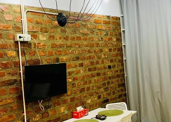 Πανσιόν Amos Homes